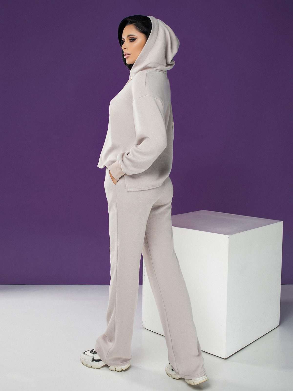 beige airport outfit women